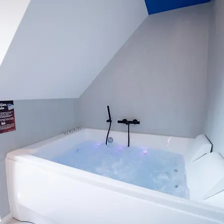 Apartman Capsule Santorini - Balneo - Sauna - Switch 2 *